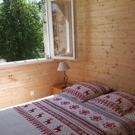 Dans Bas De Chalet A *